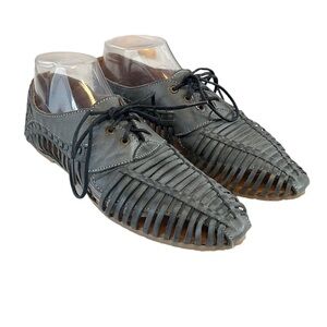 Very Volatile LA Flat Shoes Womens size 9 Gray Woven Leather Pointed Toe Lace up